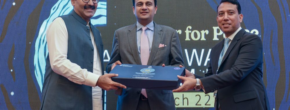 Mayor Karachi Presenting Souvenir to PD-KWSSIP